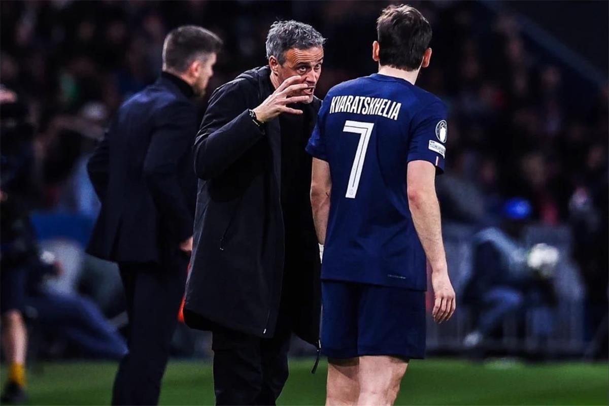 Kvaratskhelia: Luis Enrique ayaa iga dhigay ciyaaryahan fahamkiisu u dhow yahay tababare