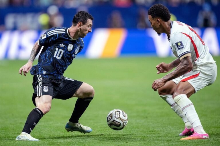 Rogers: Ronaldo wuxuu ahaa xiddiggii aan jeclaa, balse Messi ayaan la yaabay markii aan wajahnay