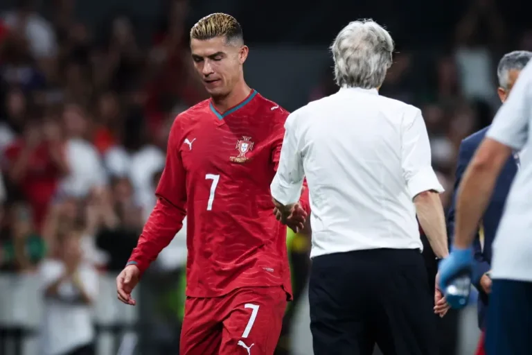 6- Jeer ayey dhacday khilaafaadka khilaafaadka Ronaldo & Tababarayaasha , imisa ayey Macalin ayey isku dhaceen ?