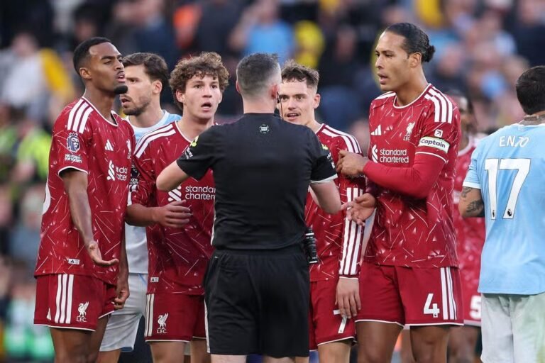 Steven Gerrard oo difaacay  Xidig Liverpool katirsan, wuxuu si fiican u ciyaari lahaa haddii salah iyo